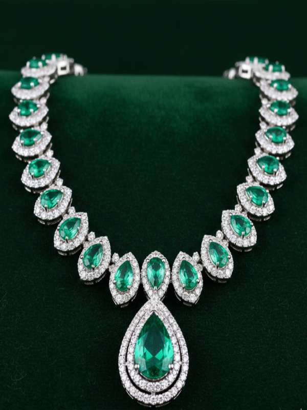 Elavine Luxe – The Timeless Aura Necklace